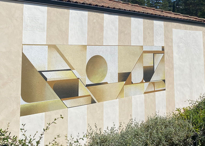 Peinture sur la façade d’une maison d’habitation dans le village de Saint-Loup-Cammas